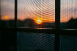 日落，黄昏，屏幕，窗户，建筑，天空，橙色，没有人