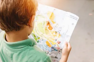 男孩在路上拿着地图