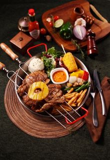 餐厅，调味品，叉子，盘子，食物，小吃，咖啡馆，融合菜单