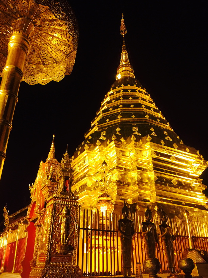 夜间寺庙低角度视图