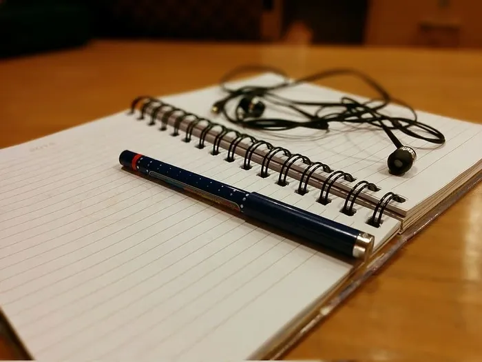 桌子，螺旋笔记本，纸，笔记本，室内，笔，无人，特写