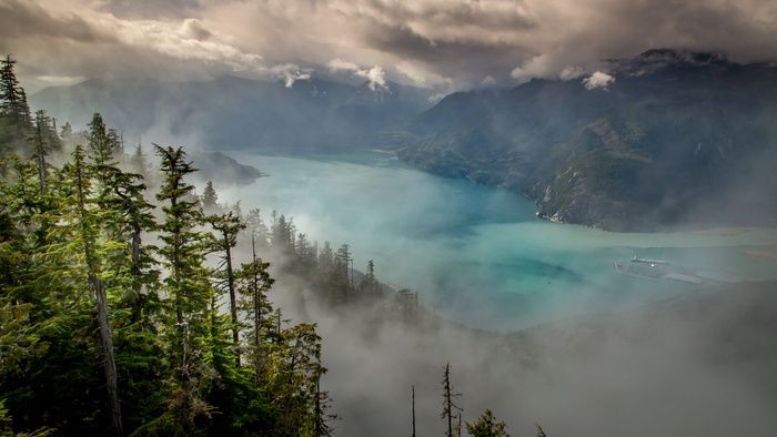 树与山之间泻湖的航空摄影