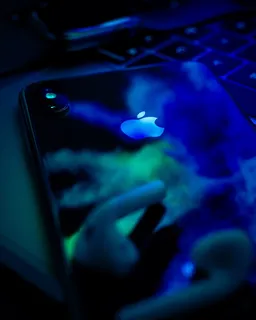 灰色笔记本电脑上的太空灰色iPhone X 灰色笔记本电脑上的太空灰色iPhone X