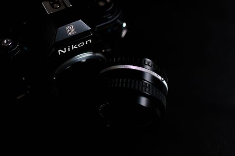黑色表面上的黑色尼康单反相机