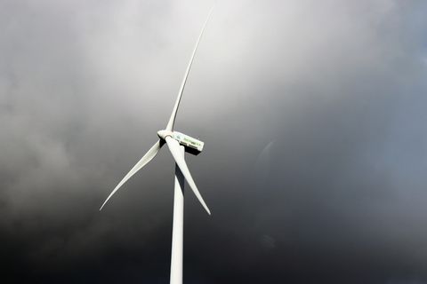 灰色多云天空下的白色风车 灰色多云天空下的白色风车