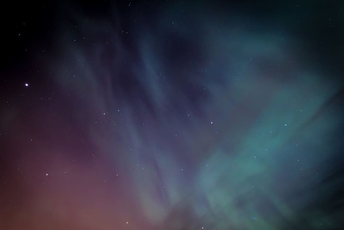 夜空中的星星和北极光