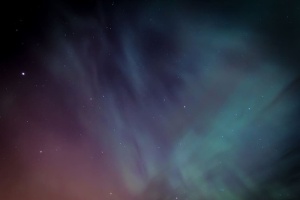 夜空中的星星和北极光