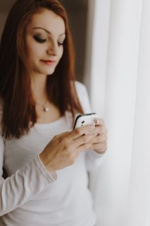 使用智能手机的美女