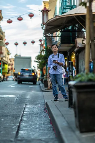 站在街道和建筑物旁的男子