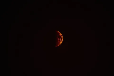 红色半月，特写，照片，月食，月食，黑暗，夜晚，月亮