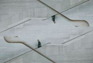 楼梯上男子的视错觉照片