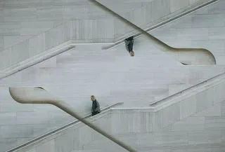 楼梯上男子的视错觉照片