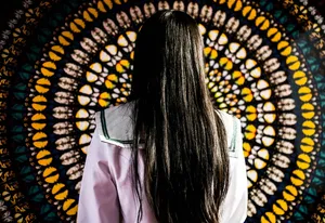 女士，站立，正面，墙面装饰，模特，双胞胎展览，深圳，长发