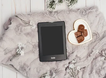 灰色花织物上的黑色Kindle平板电脑 灰色花织物上的黑色Kindle平板电脑