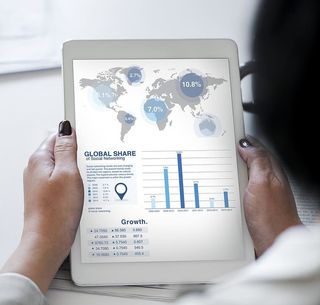 在全球共享图上打开白色平板电脑