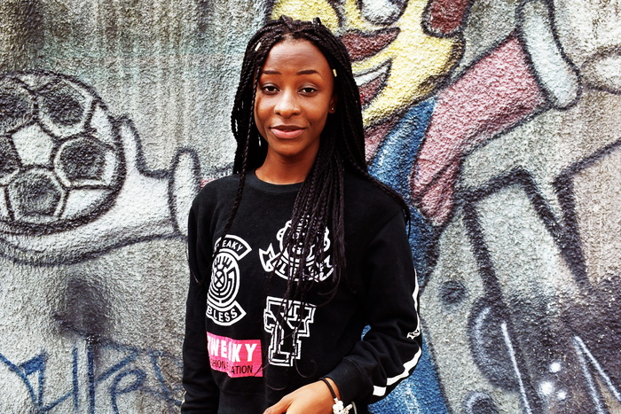 超级马里奥, 女人, 穿着, 黑色, 运动衫, 站立, 壁画墙, 女性