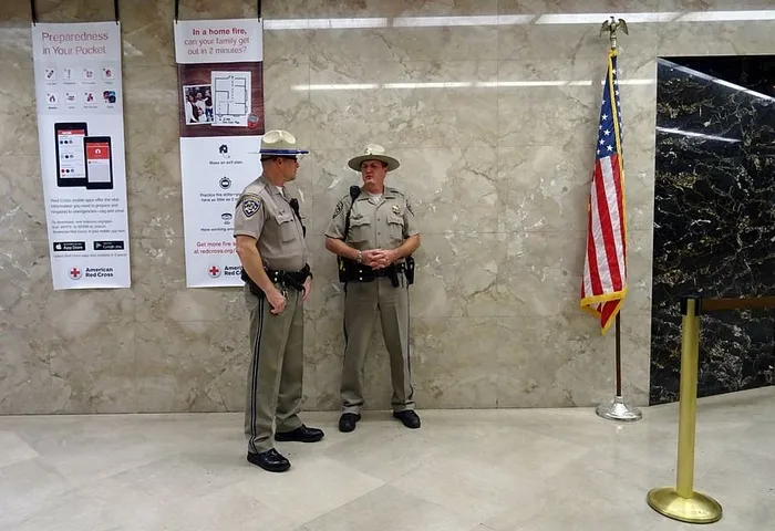 警察，加州公路巡逻队，卫生防护中心，警官，警察，警卫，保安，警察