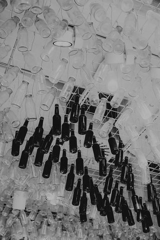 黑色玻璃瓶和透明玻璃瓶