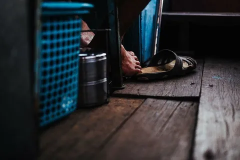 低角度摄影,人,坐,椅子,木制,地板,洗衣房 低角度摄影,人,坐,椅子,木制,地板,洗衣房