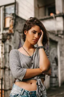 穿短上衣的女人 穿短上衣的女人