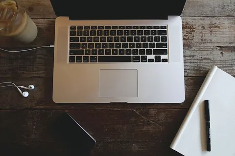 咖啡、苹果、macbook pro、笔记本电脑 咖啡、苹果、macbook pro、笔记本电脑