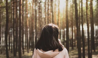 穿着粉色连帽衫的女人的照片