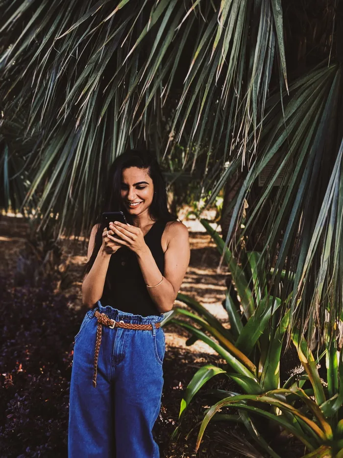 一名女子使用手机的照片