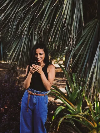 一名女子使用手机的照片