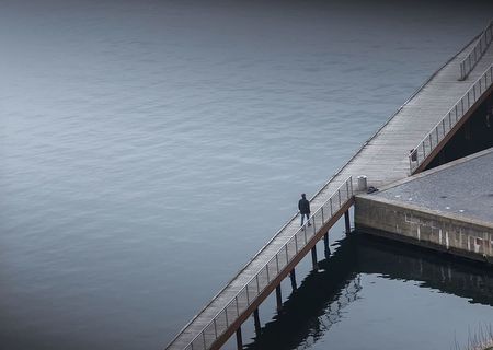 桥梁、码头、灰色、人、海、水、已建结构、建筑