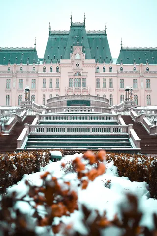 白色和蓝色的大厦