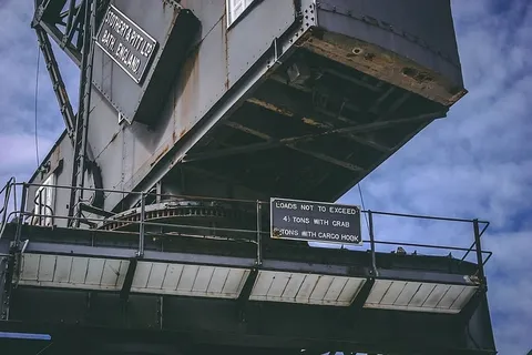 灰白的混凝土建筑,在黄昏时分的蓝天下 灰白的混凝土建筑,在黄昏时分的蓝天下