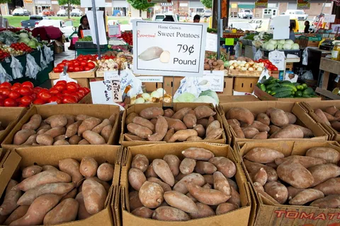 棕色纸箱上的棕色根作物