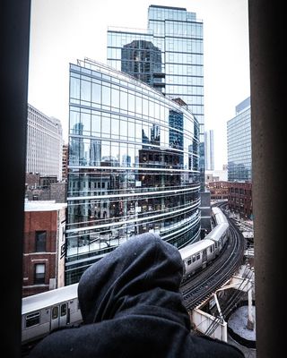 列车运行前穿着连帽上衣的人员