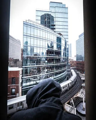 列车运行前穿着连帽上衣的人员