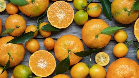 灰色木质表面上的橙色果实 灰色木质表面上的橙色果实