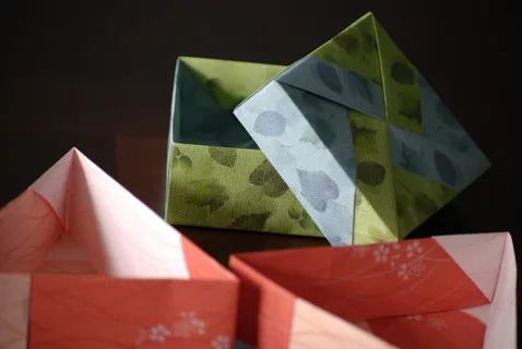 折纸,纸工艺,折纸盒,纸,无人,静物,艺术和工艺,黑色背景 折纸,纸工艺,折纸盒,纸,无人,静物,艺术和工艺,黑色背景