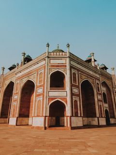 米色和白色彩绘寺庙