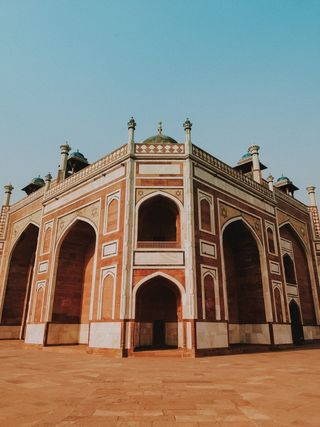 米色和白色彩绘寺庙