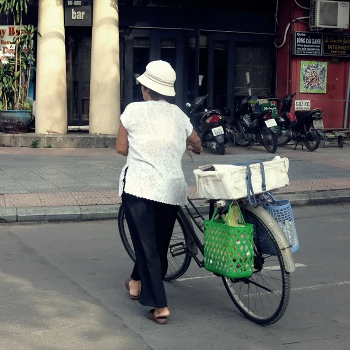 西贡，胡志明市，亚洲人，真人，交通，城市，街道，后视图