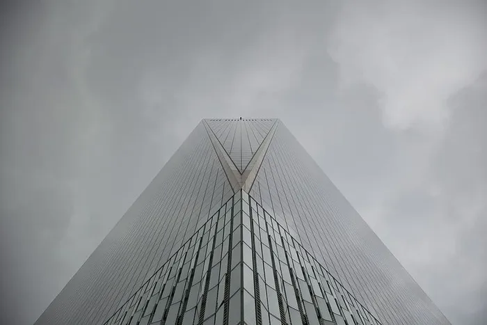 阴天玻璃摩天大楼的角视图