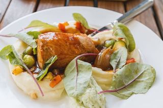 新鲜的夏季食物。蔬菜鸡肉