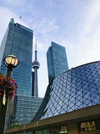 白天有镜子窗户的高层建筑