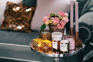 粉色装饰的边桌