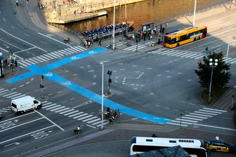 交叉口、交通、斑马线、汽车、路权、主要道路、转弯、道路 交叉口、交通、斑马线、汽车、路权、主要道路、转弯、道路
