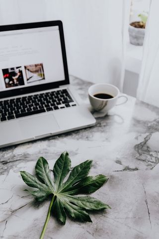 大理石桌上的苹果MacBook