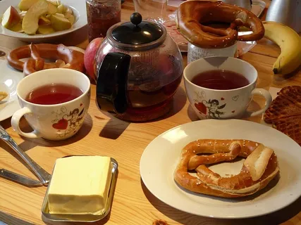 烘焙、面包、白色、陶瓷、盘子、旁边、黄油、杯子 烘焙、面包、白色、陶瓷、盘子、旁边、黄油、杯子