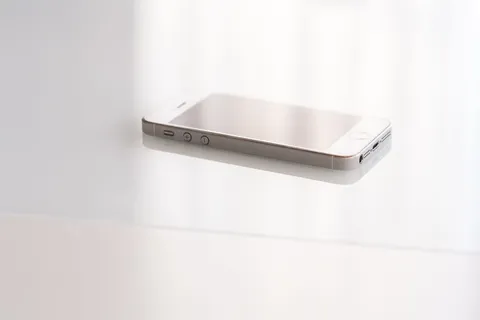 白色智能手机特写视图。连接器详细信息。 白色智能手机特写视图。连接器详细信息。