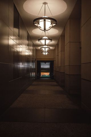 灰色金属框吊灯