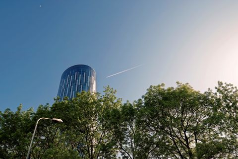 高层建筑低角度摄影