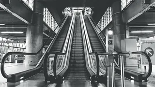 灰度照片，自动扶梯，建筑，建筑，基础设施，结构，设施，自动扶梯
